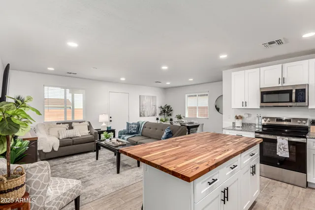 $1,900 | 341 South Mountain Road, Unit 2, Apache Junction, AZ 85120