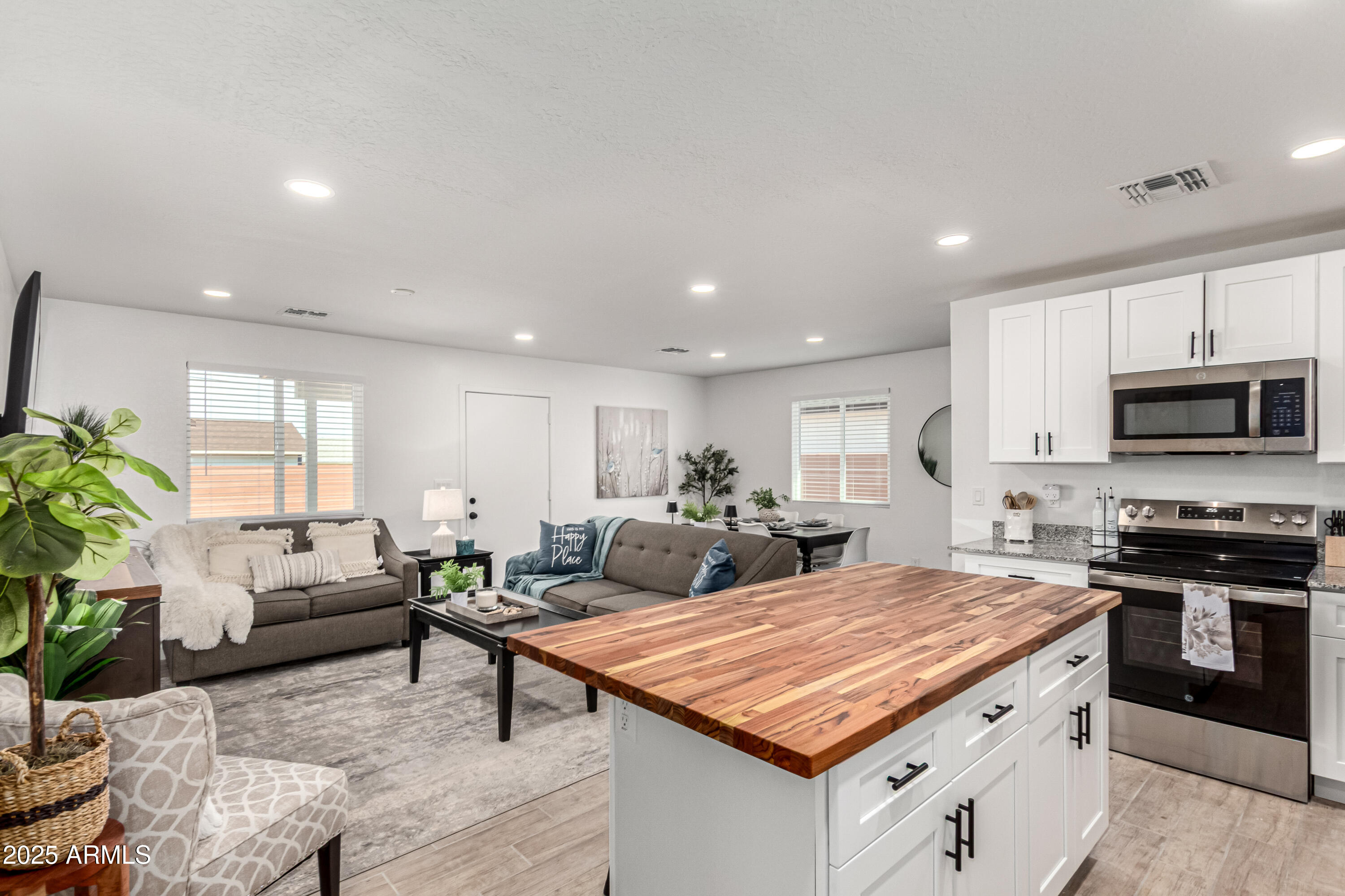 341 South Mountain Road, Unit 2 Apache Junction, AZ 85120 - Photo 5 of 21 cf54b5deea4aec7ce7722f264c3120a0