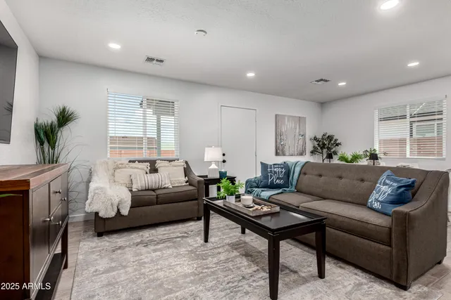 $1,900 | 341 South Mountain Road, Unit 2, Apache Junction, AZ 85120