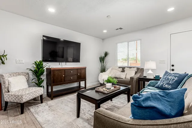 $1,900 | 341 South Mountain Road, Unit 2, Apache Junction, AZ 85120