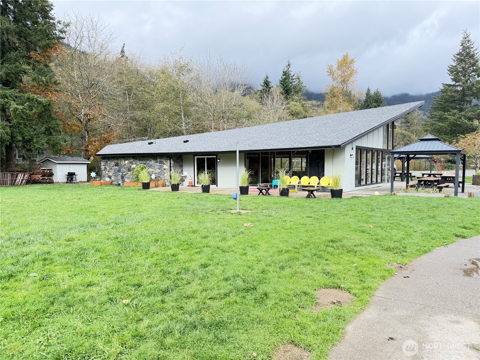 1 West Alder Drive Sedro-Woolley, WA 98284 - Photo 4 of 10 a front view of a house with garden