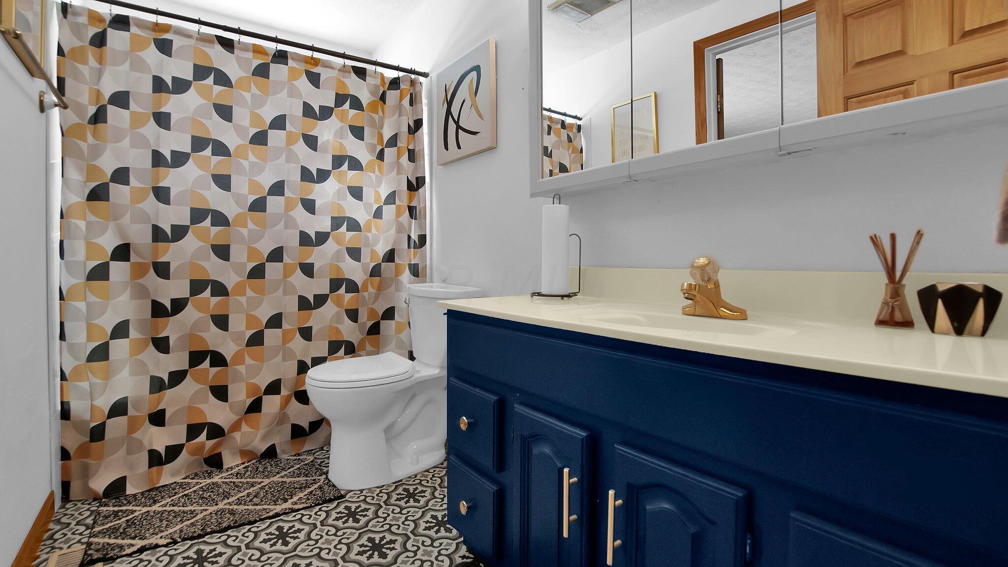 1821 Ferntree Road Columbus, OH 43219 - Photo 22 of 32 Full Bathroom
