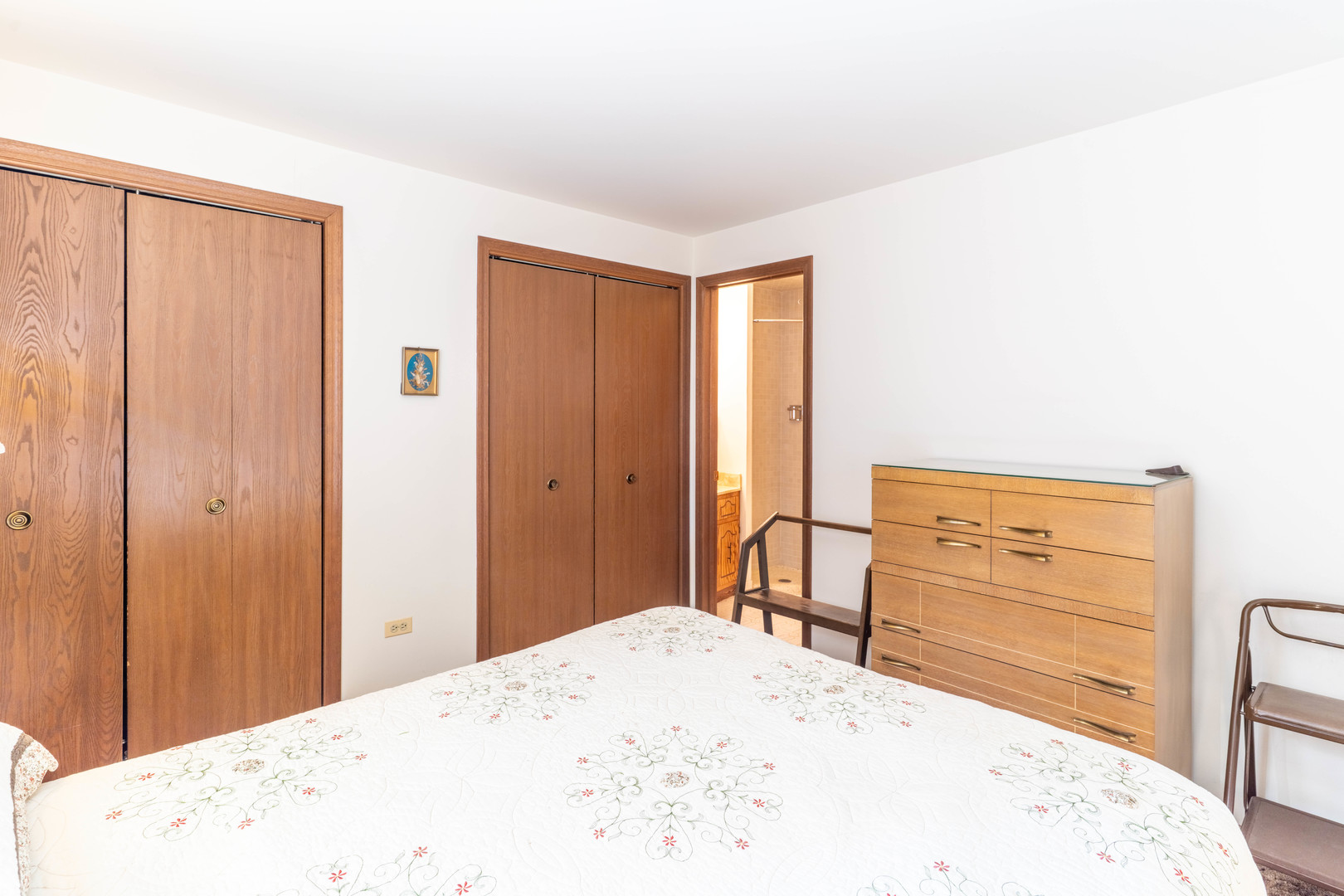 6401 West 64th Place, Unit 2W Chicago, IL 60638 - Photo 21 of 41 a bedroom with a bed and a dresser