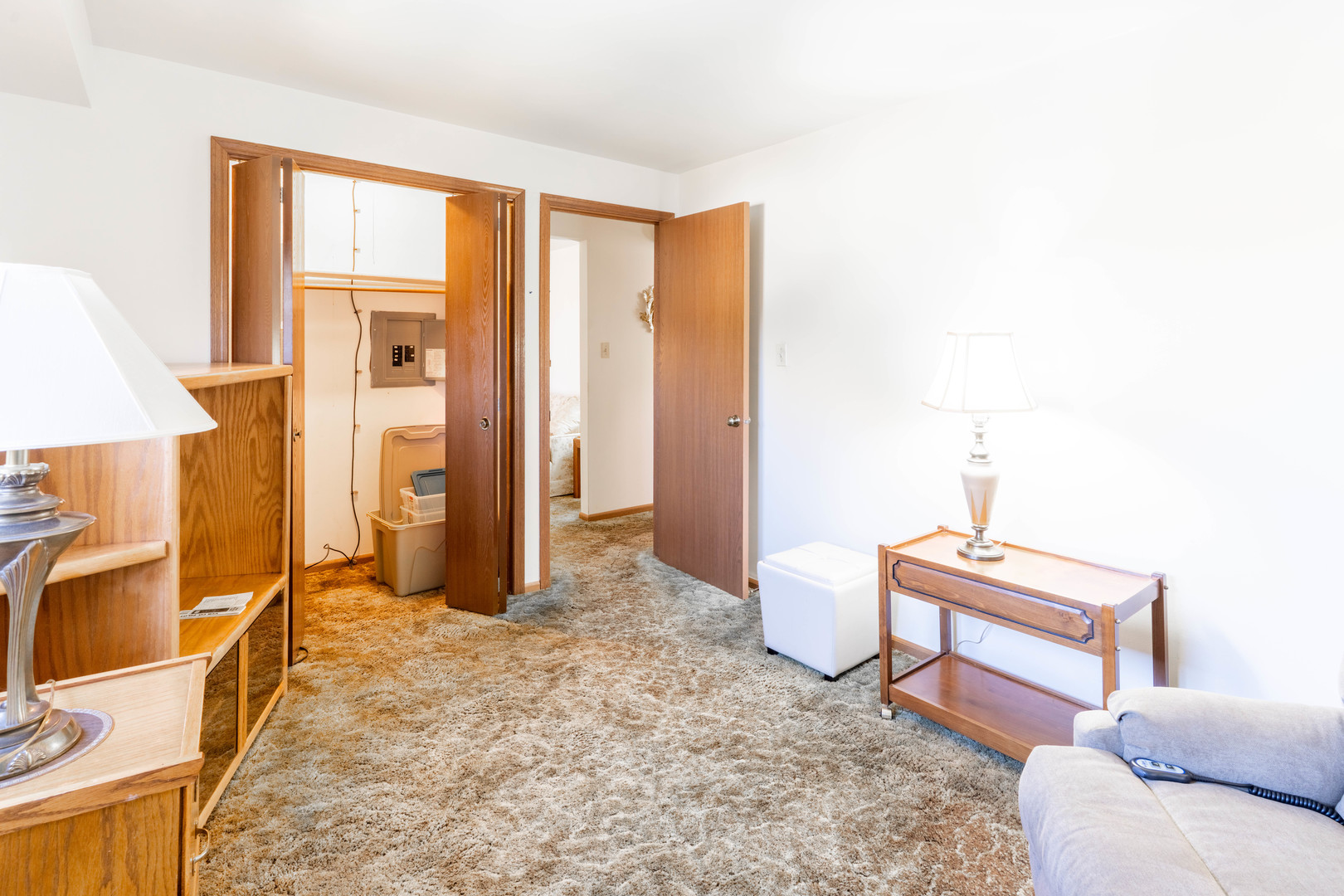 6401 West 64th Place, Unit 2W Chicago, IL 60638 - Photo 25 of 41 a living room with furniture