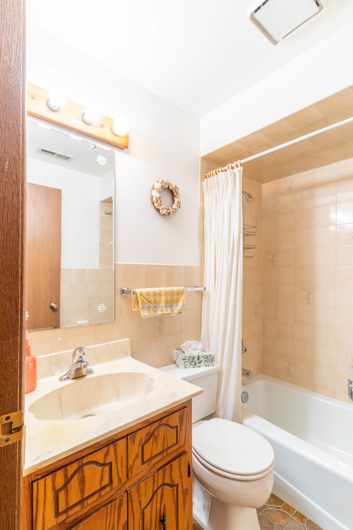 6401 West 64th Place, Unit 2W Chicago, IL 60638 - Photo 28 of 41 a bathroom with a sink a toilet and a bathtub