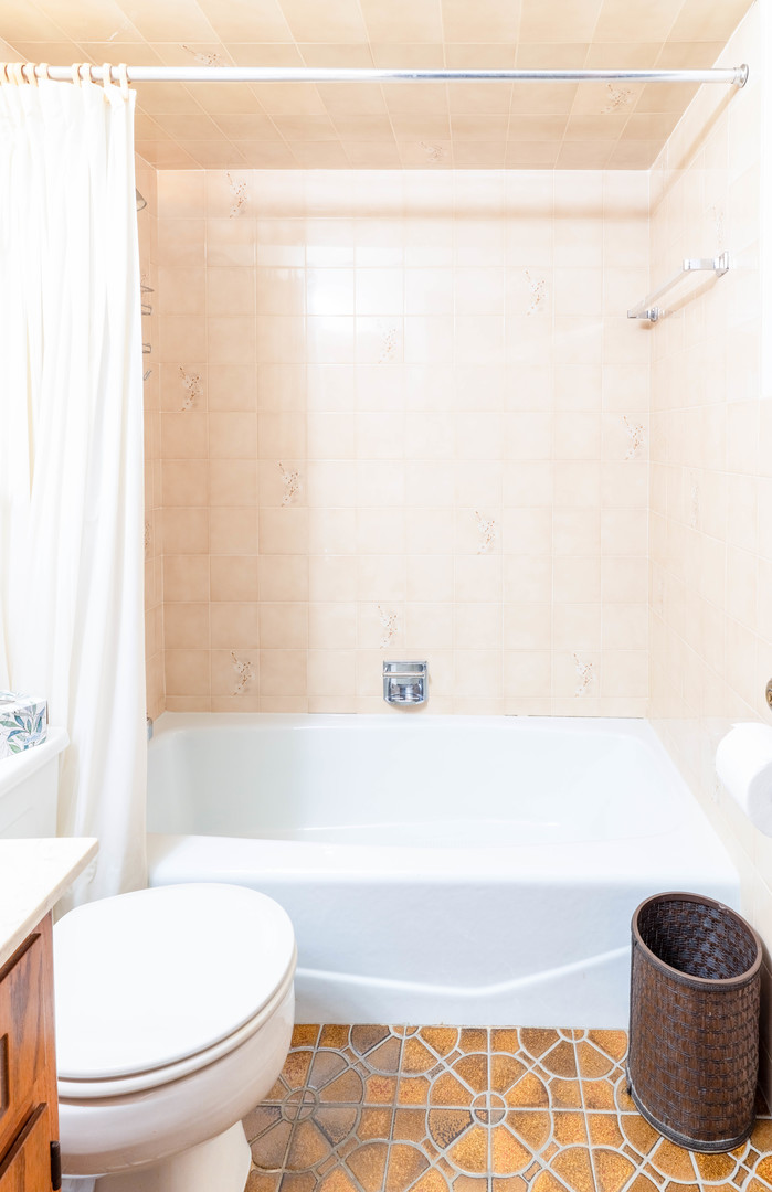 6401 West 64th Place, Unit 2W Chicago, IL 60638 - Photo 29 of 41 a bathroom with a toilet and a bathtub with shower