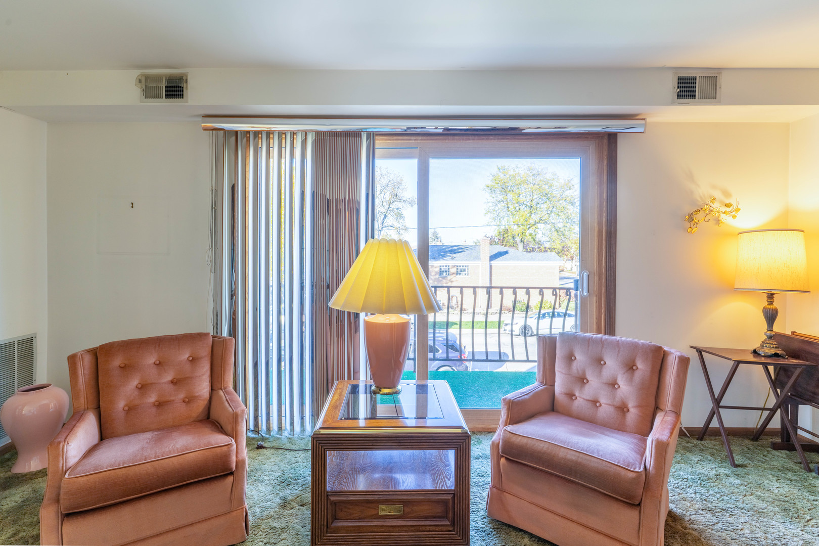 6401 West 64th Place, Unit 2W Chicago, IL 60638 - Photo 32 of 41 a living room with furniture and a lamp
