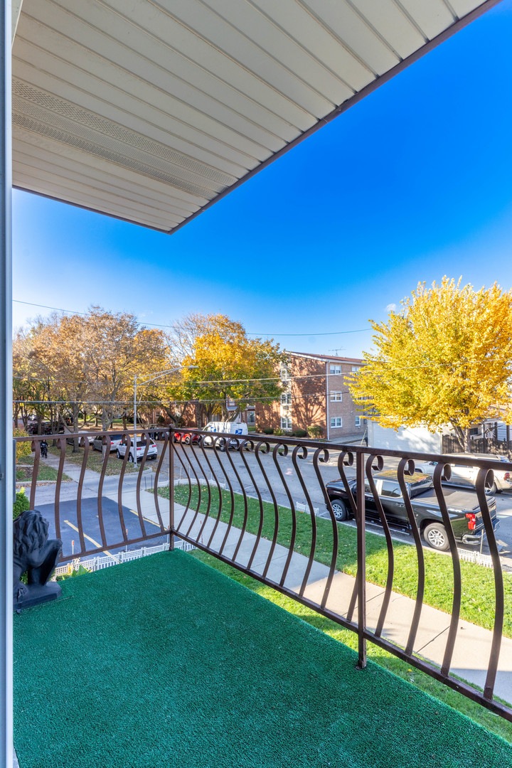6401 West 64th Place, Unit 2W Chicago, IL 60638 - Photo 33 of 41 a view of swimming pool with a yard