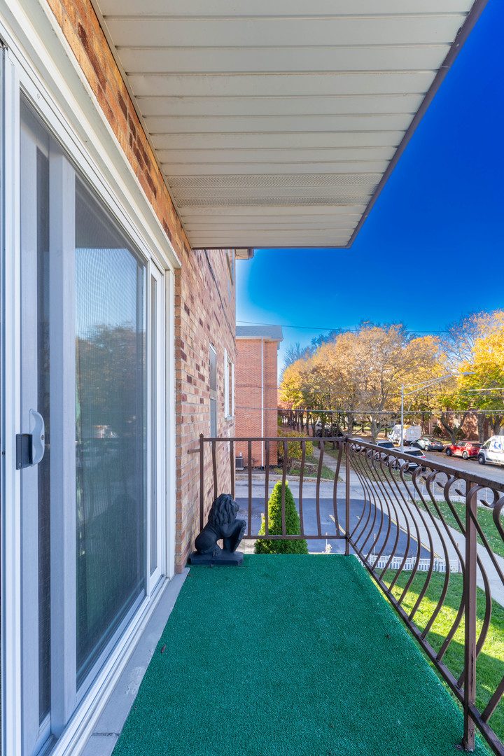 6401 West 64th Place, Unit 2W Chicago, IL 60638 - Photo 35 of 41 a view of a balcony with chairs and table