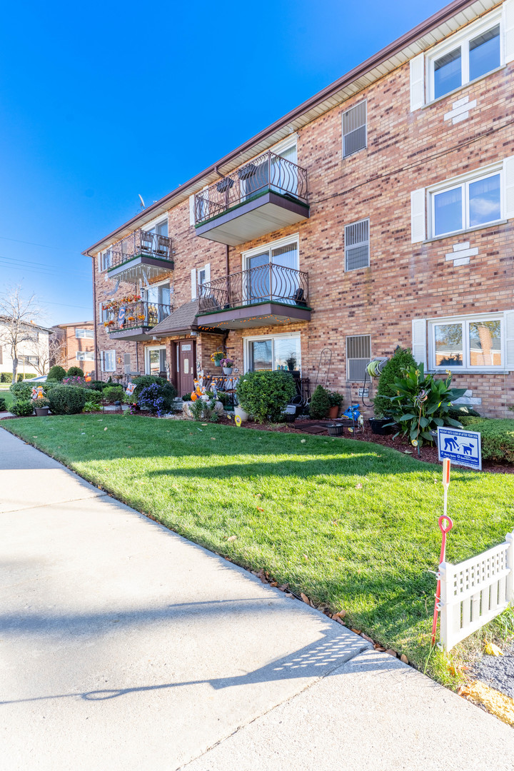 6401 West 64th Place, Unit 2W Chicago, IL 60638 - Photo 40 of 41 a view of a house with a yard