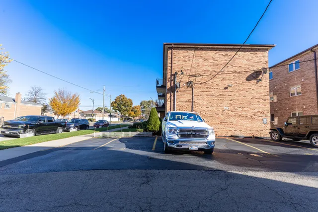 $199,900 | 6401 West 64th Place, Unit 2W, Chicago, IL 60638