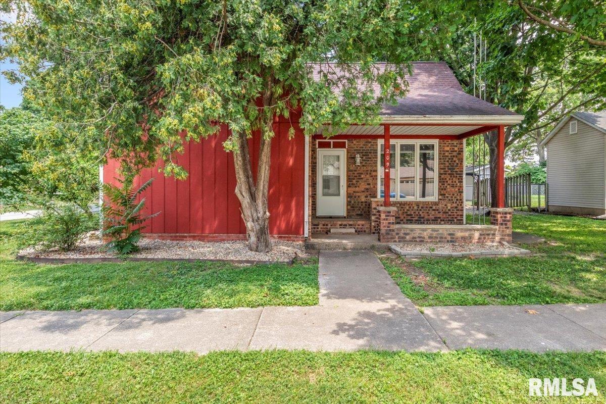 209 West Madison Street Athens, IL 62613 - Photo 1 of 30 Gallery Image 1