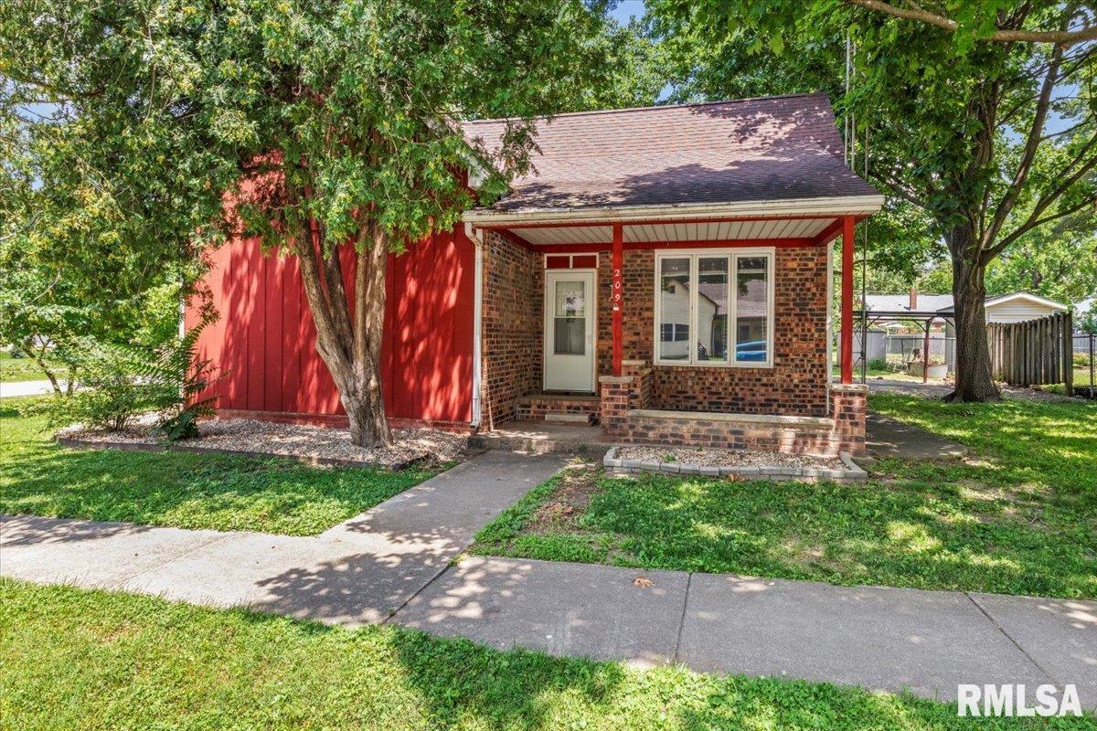 209 West Madison Street Athens, IL 62613 - Photo 2 of 30 Gallery Image 2