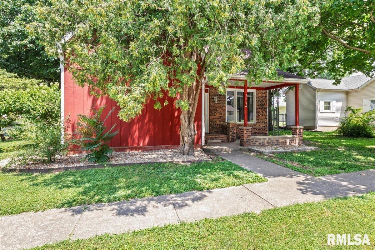 209 West Madison Street Athens, IL 62613 - Photo 3 of 30 Gallery Image 3