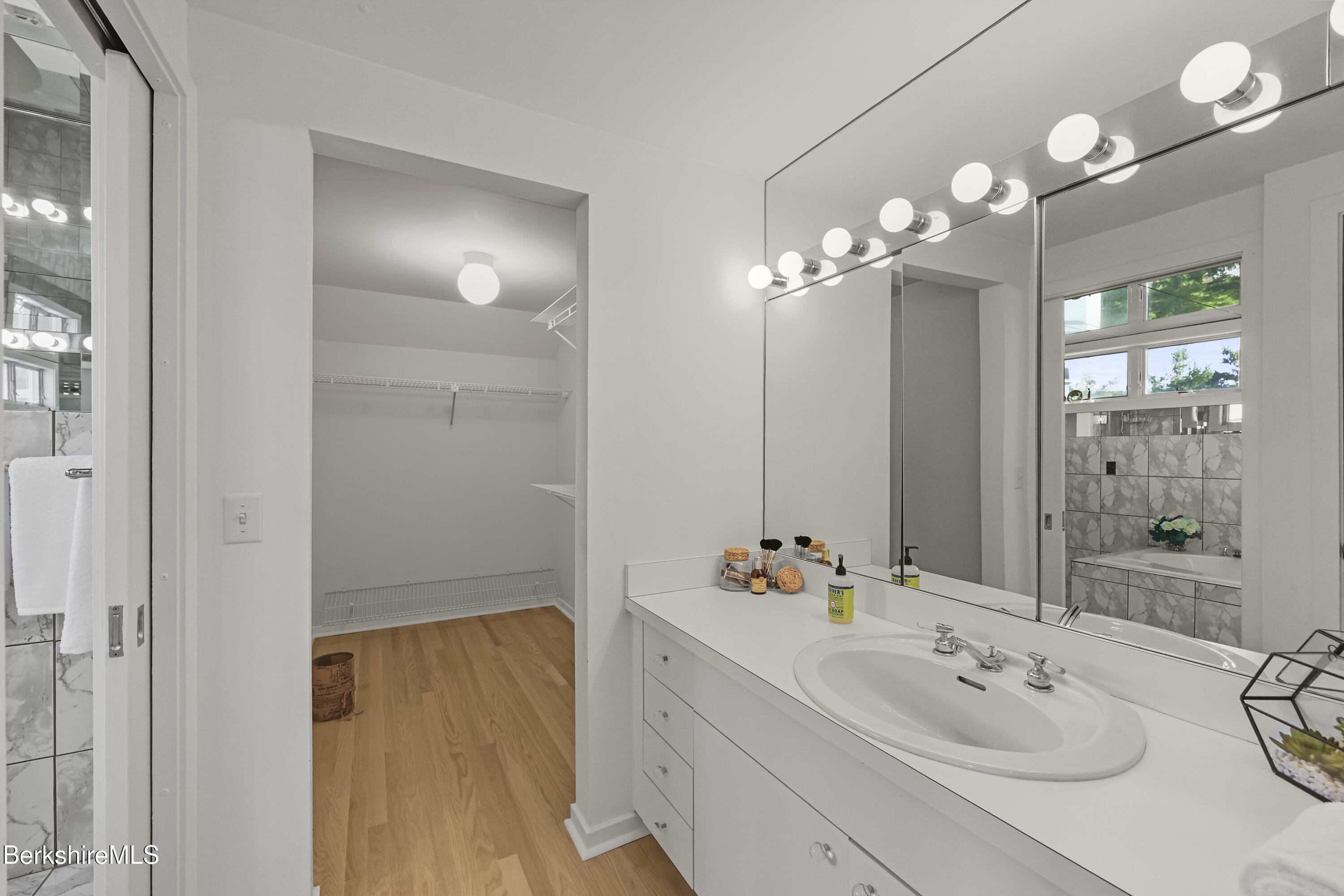 19 Hawthorne Road, Unit 3B STABLES Stockbridge, MA 01262 - Photo 27 of 34 Primary Bath