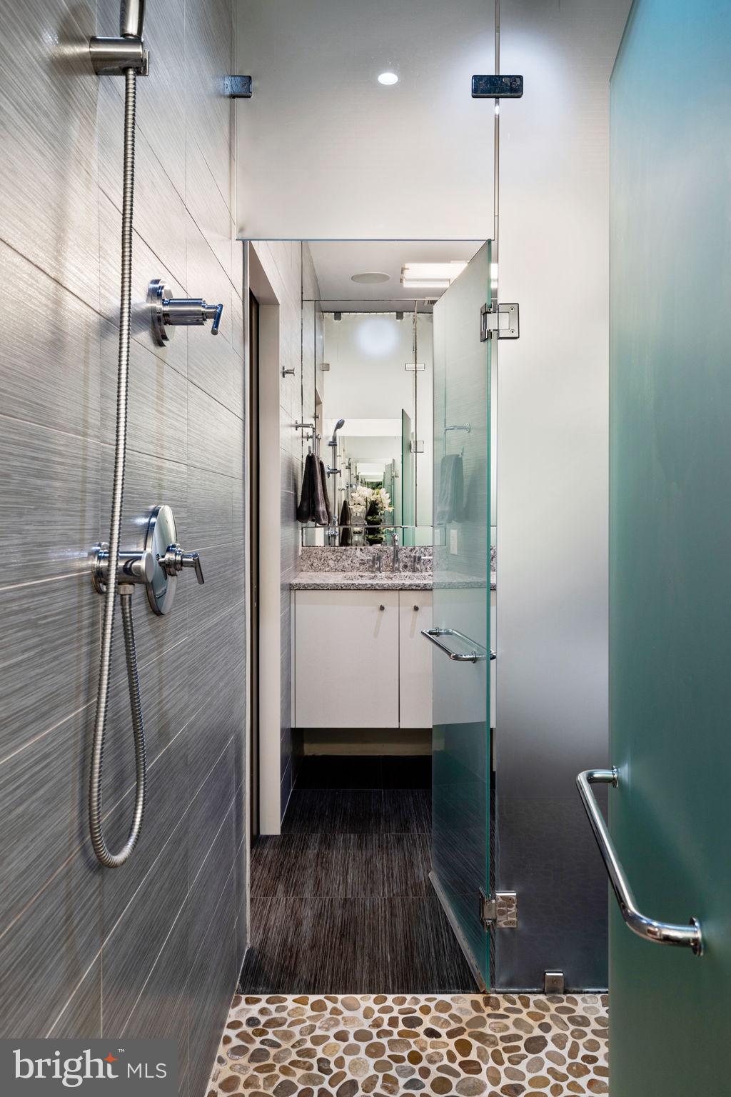 2041 Locust Street Philadelphia, PA 19103 - Photo 24 of 75 Center Shower