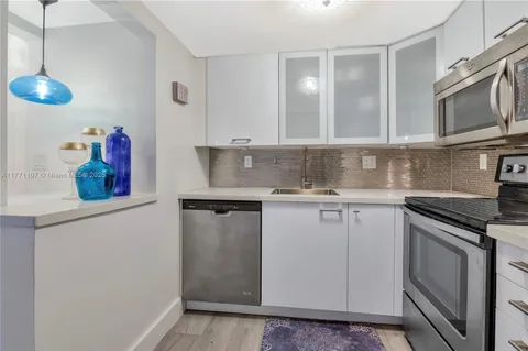 $425,000 | 2600 Collins Avenue, Unit 204, Miami Beach, FL 33140
