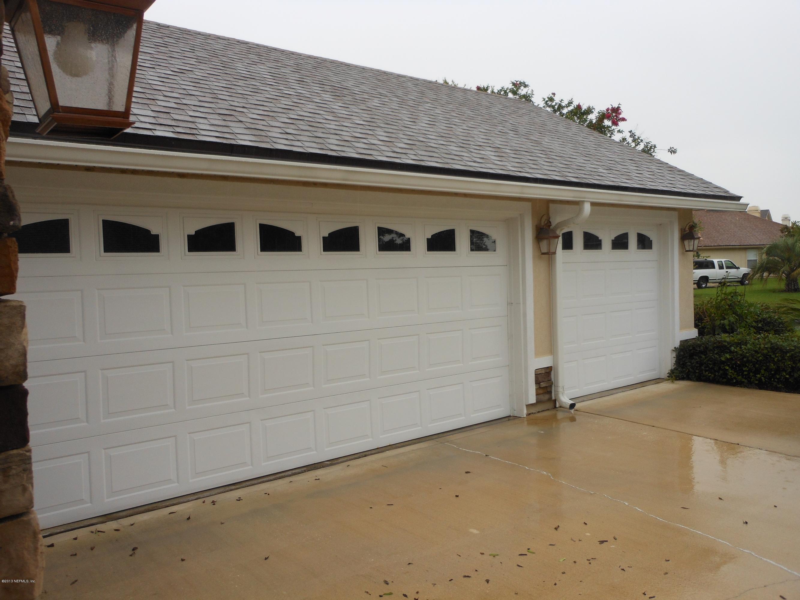 382 Edge Of Woods Road St. Augustine, FL 32092 - Photo 18 of 30 Three Car Garage