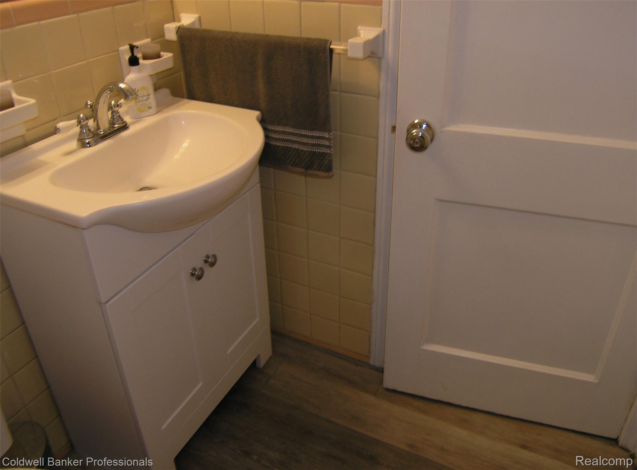 2173 Earlmont Road Berkley, MI 48072 - Photo 17 of 34 New Vanity and Flooring in Main Floor Full Bath