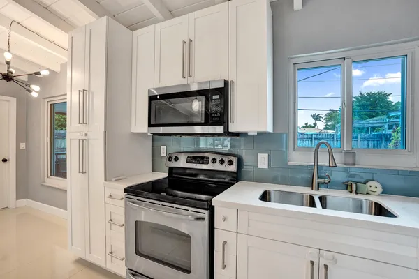 $3,200 | 4670 Southwest 25th Avenue, Fort Lauderdale, FL 33312