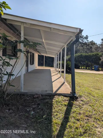 a view of a house with backyard and porch