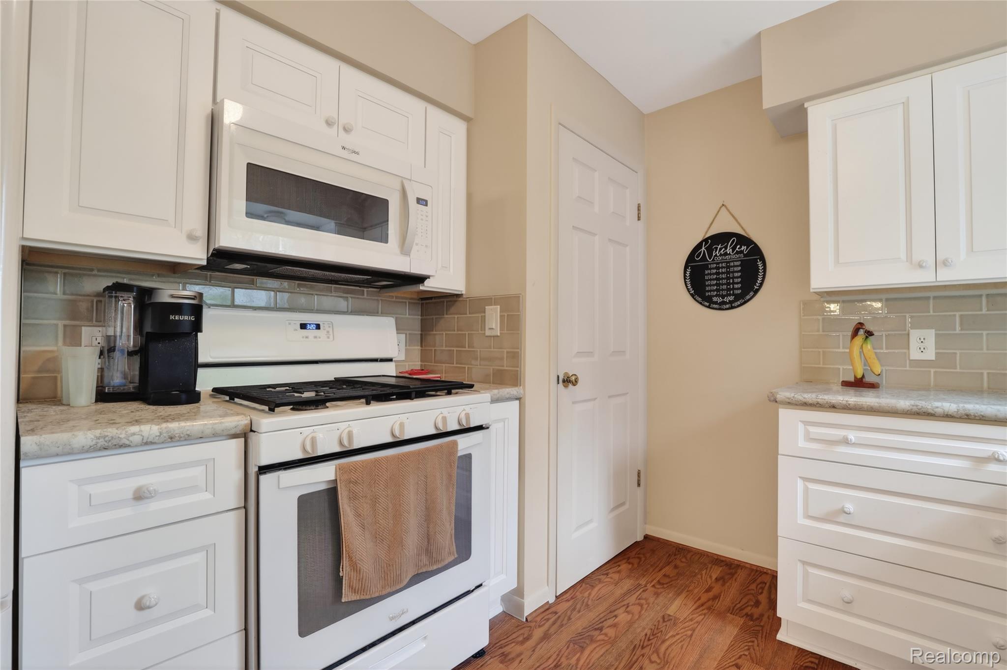 5090 Torrey Road Flint, MI 48507 - Photo 8 of 43 Kitchen 4.jpg