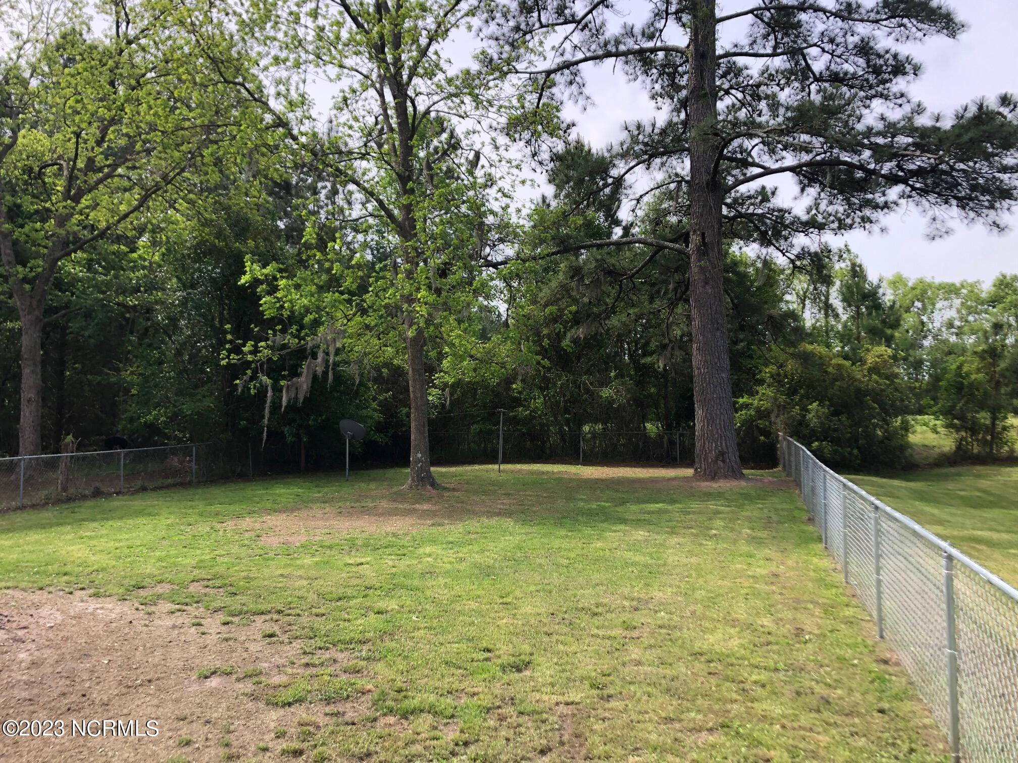 2503 Oaks Road New Bern, NC 28560 - Photo 4 of 12 Large Fenced Yard
