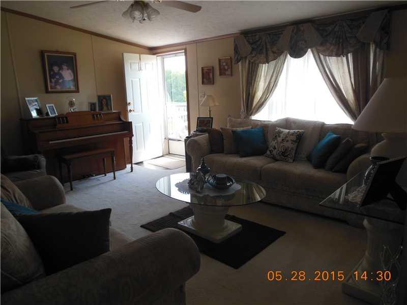 259 Kaufman Road New Castle, PA 16101 - Photo 7 of 11 Living Room.
