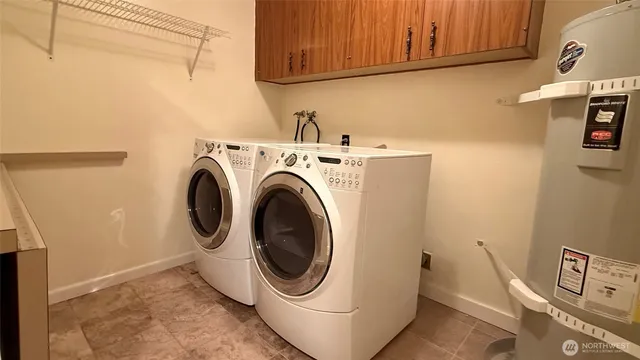 an empty room with closet and a ceiling fan