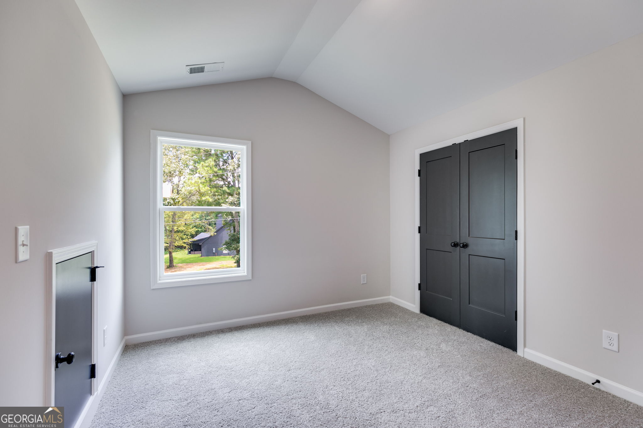 10 Avery Road Roopville, GA 30170 - Photo 34 of 46 an empty room with windows and closet
