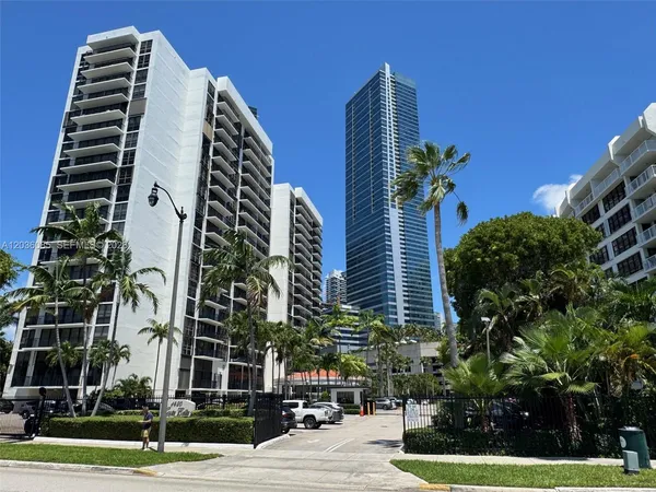 $3,700 | 1450 Brickell Bay Drive, Unit 1003, Miami, FL 33131