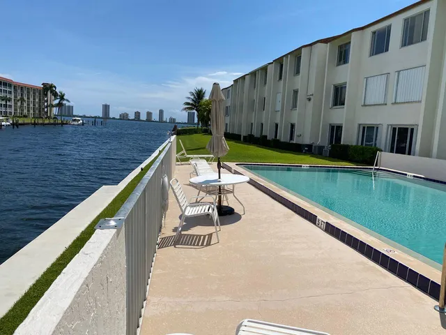 $1,900 | 125 Shore Court, Unit 304B, North Palm Beach, FL 33408