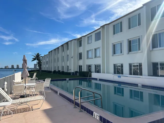 $1,850 | 125 Shore Court, Unit 304B, North Palm Beach, FL 33408