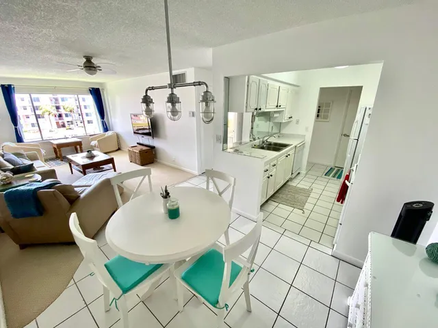 $1,900 | 125 Shore Court, Unit 304B, North Palm Beach, FL 33408