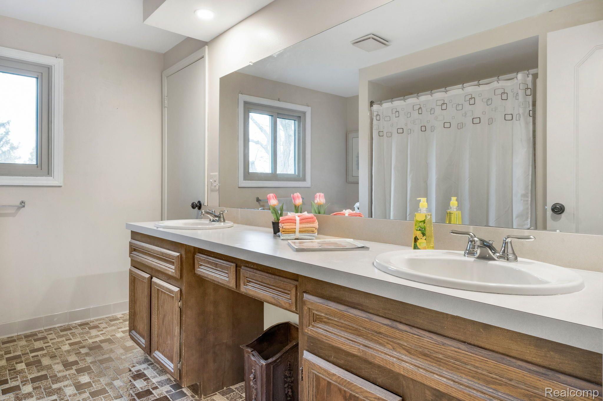 357 Powderhorn Ridge Court Rochester, MI 48309 - Photo 27 of 42 Gallery Image 27
