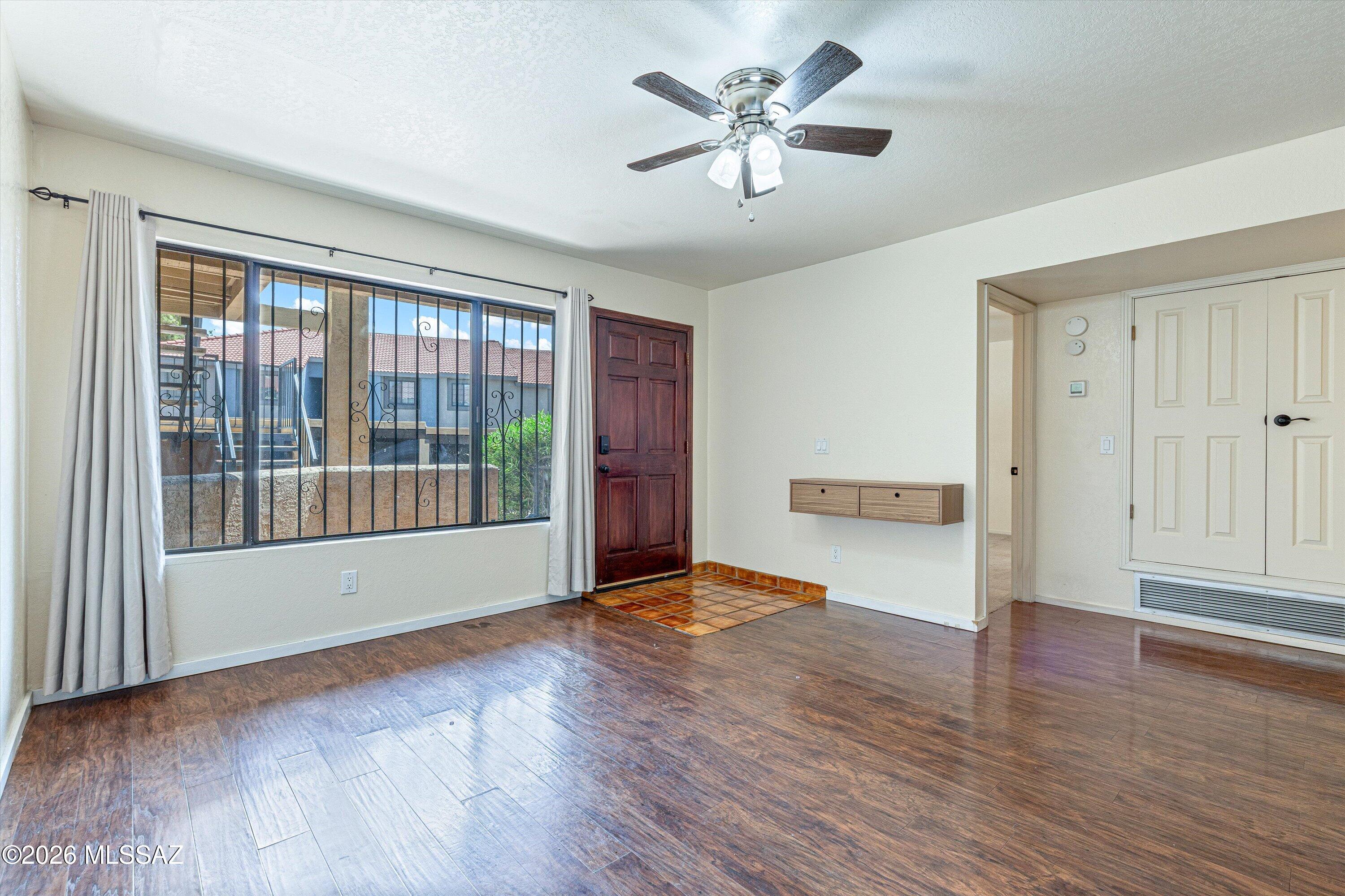 8255 North Oracle Road, Unit 105 Tucson, AZ 85704 - Photo 10 of 28 Living Room