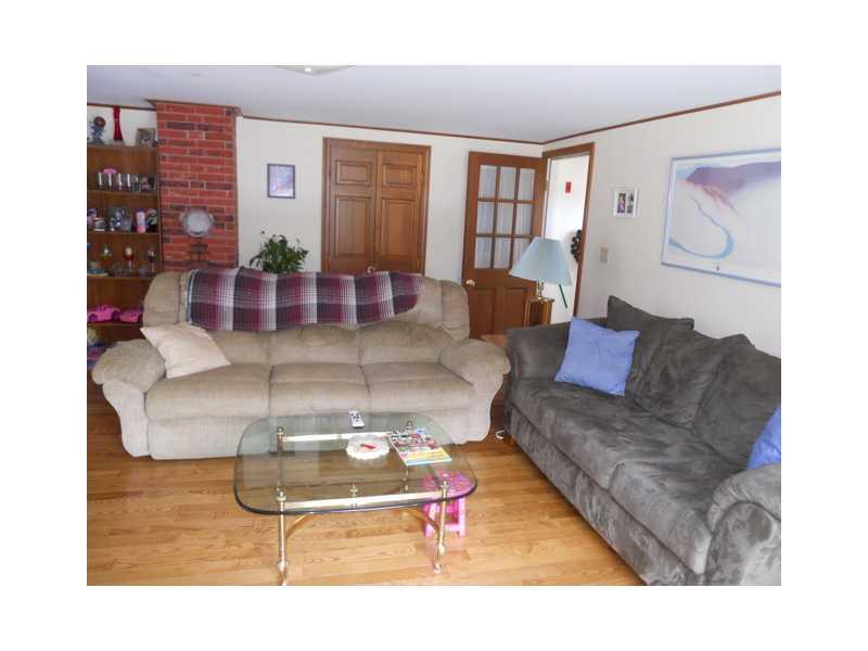 188 Main Road Islesboro, ME 04848 - Photo 4 of 16 Living Room.
