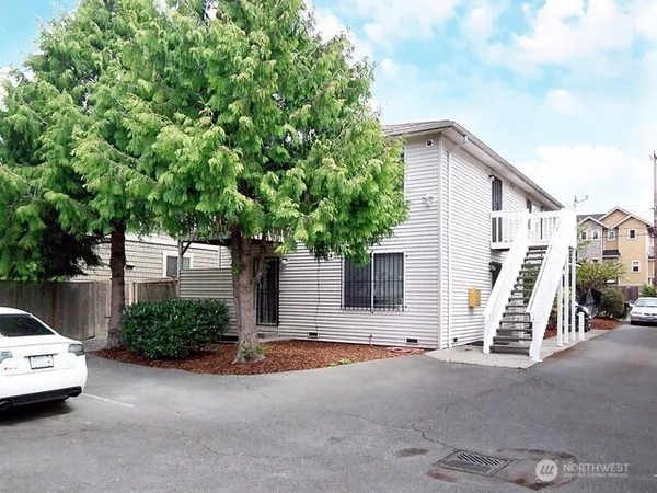 $2,095 | 169 18th Avenue, Unit B, Seattle, WA 98122