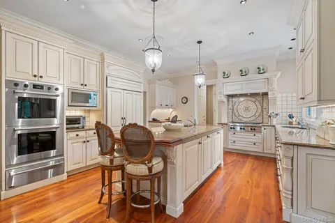 $3,950,000 | 8 High Meadow Court, Glen Head, NY 11545
