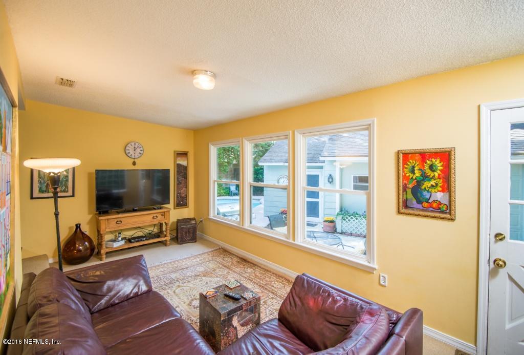 1128 Greenridge Road Jacksonville, FL 32207 - Photo 25 of 37 a living room with furniture and a flat screen tv