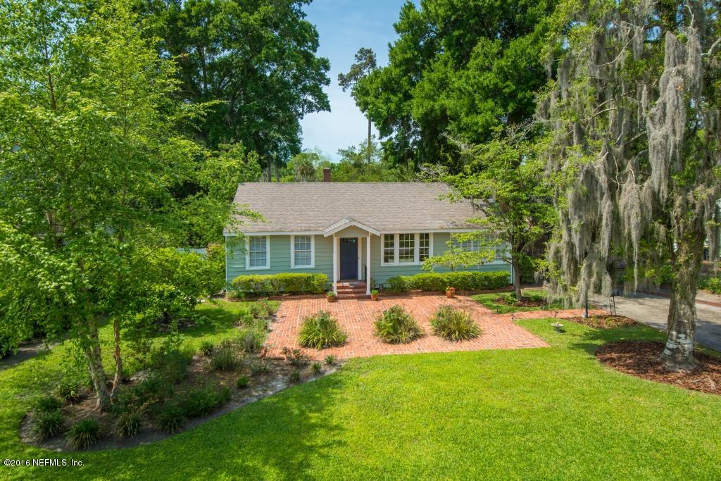 1128 Greenridge Road Jacksonville, FL 32207 - Photo 27 of 37 a front view of a house with a garden