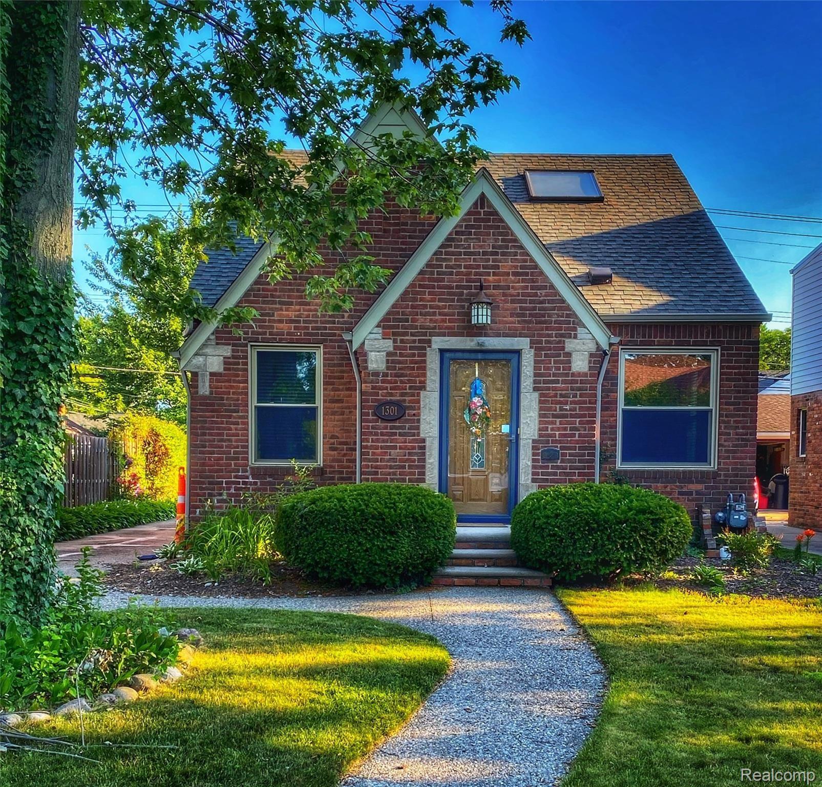 1301 Hampton Road Grosse Pointe, MI 48236 - Photo 1 of 39 Front of house