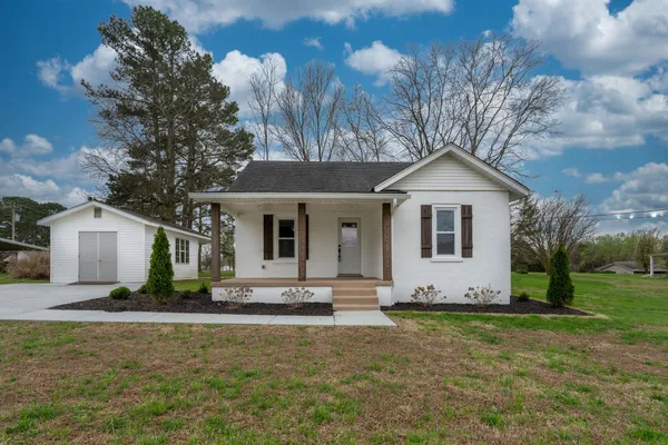 $249,900 | 402 West Commerce Street, Loretto, TN 38469