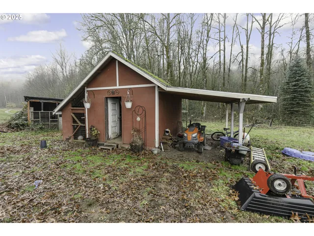 a view of a house with backyard