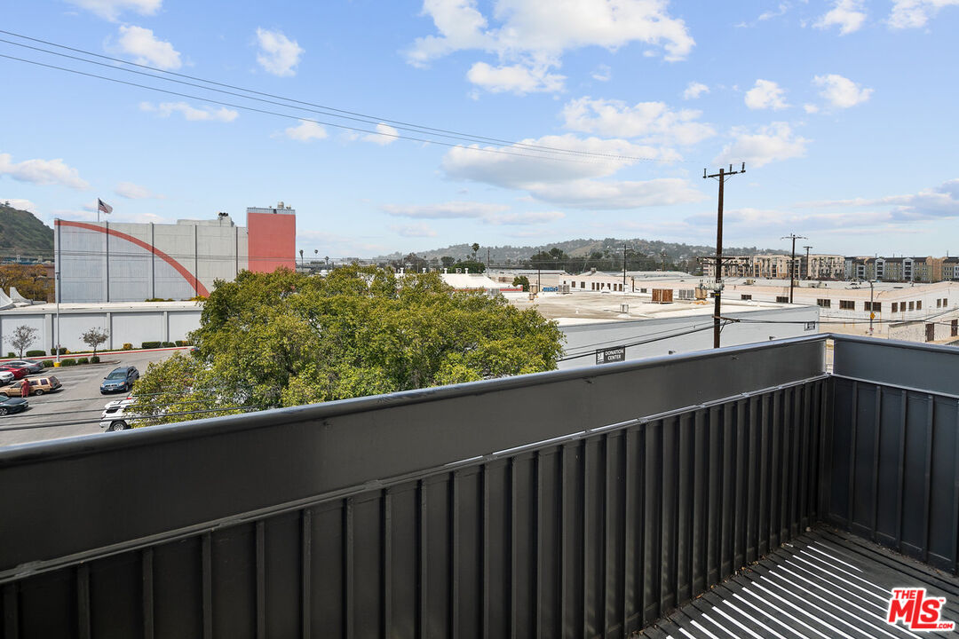200 North San Fernando Road, Unit 320 Los Angeles, CA 90031 - Photo 15 of 20 a view of a balcony with city view