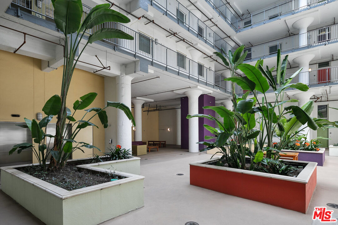 200 North San Fernando Road, Unit 320 Los Angeles, CA 90031 - Photo 4 of 20 a vase of flowers sitting on a table