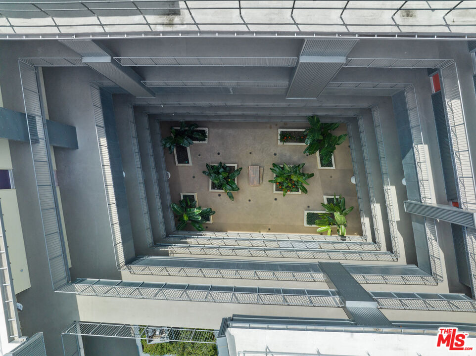 200 North San Fernando Road, Unit 320 Los Angeles, CA 90031 - Photo 5 of 20 a view of living room