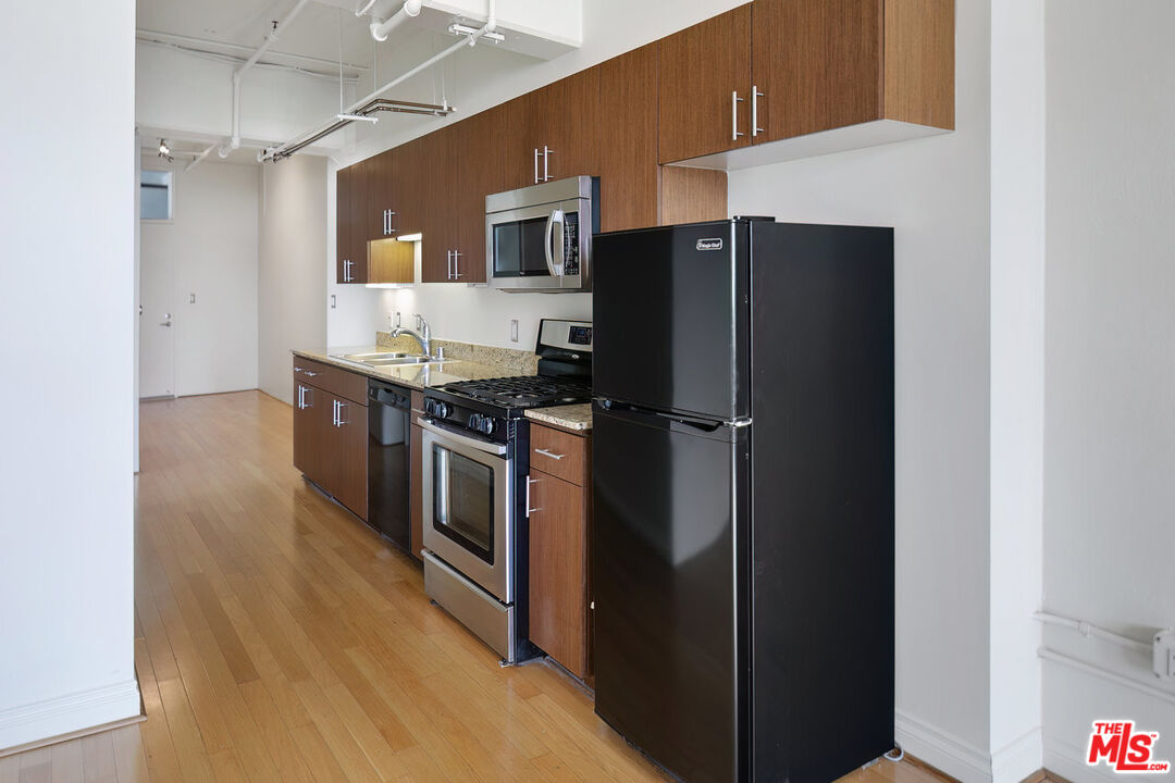200 North San Fernando Road, Unit 320 Los Angeles, CA 90031 - Photo 10 of 20 a kitchen with stainless steel appliances a refrigerator and a stove