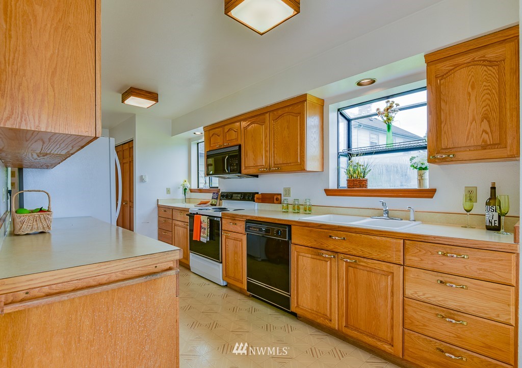 4416 Dyes Inlet Road Northwest Bremerton, WA 98312 - Photo 8 of 24 Gallery Image 8