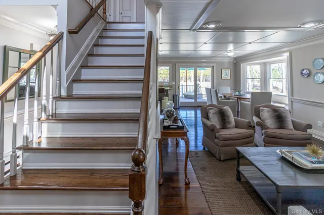 $1,199,999 | 6 Bayview Terrace, Hampton Bays, NY 11946